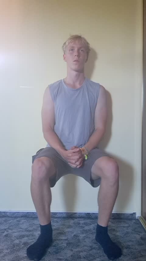 sed o zeď