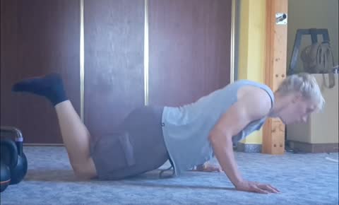 Kliky s koleny na zemi