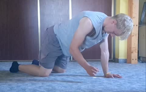 Přítahy ruky v planku na kolenou