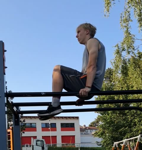 L-sit s pokrčenýma nohama