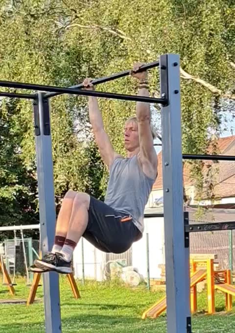 L-sit s pokrčenýma nohama na hrazdě
